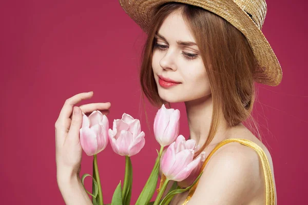 Bonita mulher buquê flores feriados presente estilo de vida rosa fundo — Fotografia de Stock