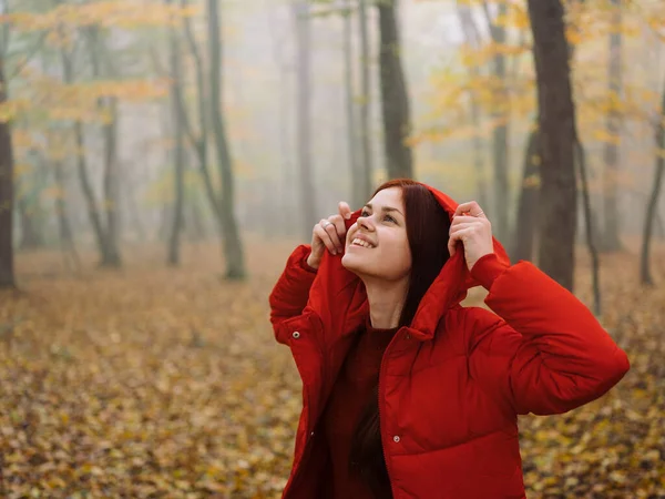 Nő piros kabát motorháztető eső köd ősz sárga levelek — Stock Fotó