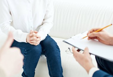 Dosyası olan bir adam ve bir kadın onu evin içinde takıyorlardı.