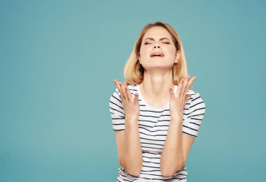 Mavi arka plandaki üzgün kadın elleriyle Uzay Modelini Kopyala