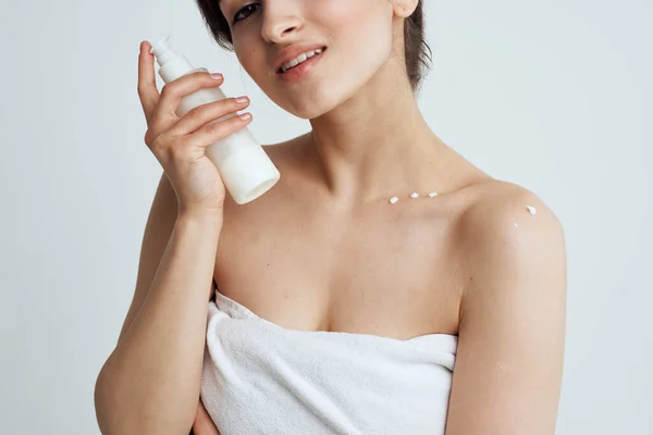 Donna in asciugamano doccia bianco donne nude pelle lozione cura dermatologia — Foto Stock