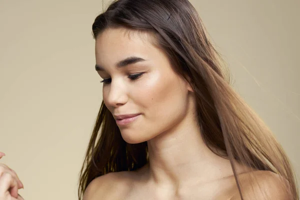 Schöne Brünette nackte Schultern Hautpflege beige Hintergrund — Stockfoto