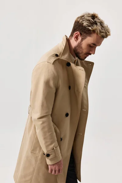 Schattig guy fashion kapsel beige jas en zijaanzicht — Stockfoto