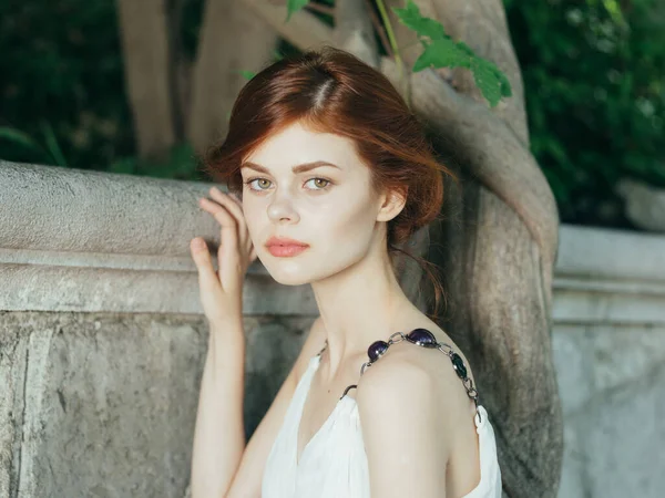 Nő fehér ruha a természetben Görögország báj dekoráció modell — Stock Fotó