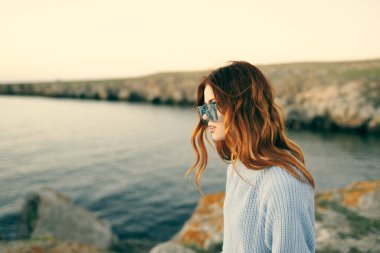 Kadınlar açık havada kayalık dağlarda özgürce dolaşır.