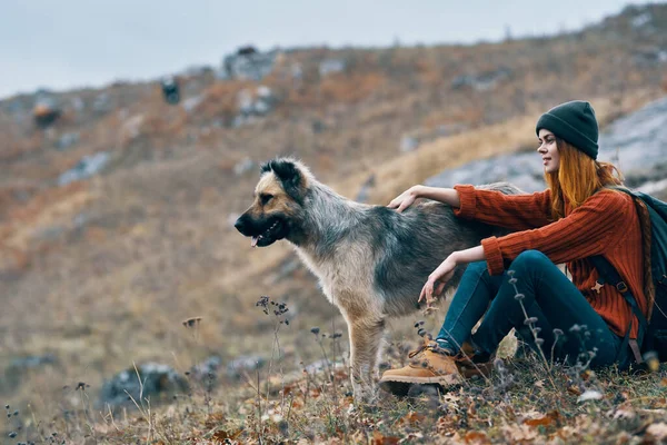 Fröhliche Touristin neben einem Hund Freundschaftsberge Landschaft — Stockfoto