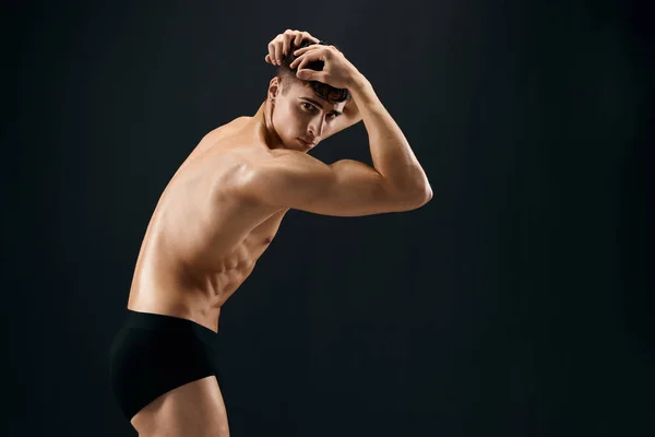Stilig man uppblåst naken kropp i mörka trosor poserar isolerad bakgrund — Stockfoto