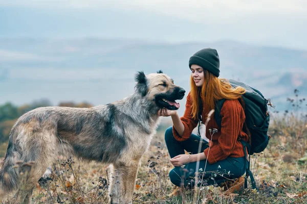 Allegra escursionista donna porta a spasso il cane sulla natura in montagna paesaggio — Foto Stock