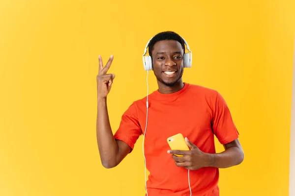 Homem de aparência africana com fones de ouvido ouvindo música dança — Fotografia de Stock