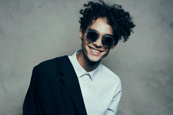 Hombre feliz sonrisa deslumbrante pelo rizado gafas modelo camisa chaqueta — Foto de Stock