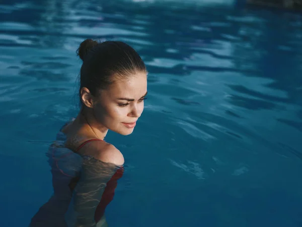 Женщина в купальнике Плавание в бассейне роскошь жизни — стоковое фото