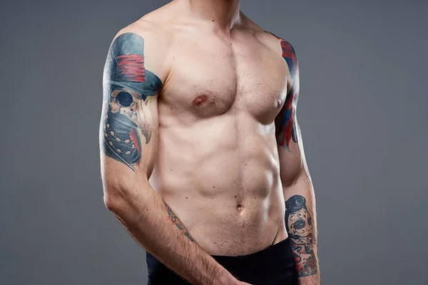 Bombeado até nu torso homens tatuagens close-up exercício — Fotografia de Stock