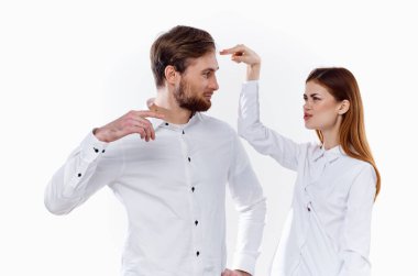 Neşeli çalışanlar, arka planda hafif gömlekli iletişim modelinde çalışmak için el kol hareketi yapıyorlar.