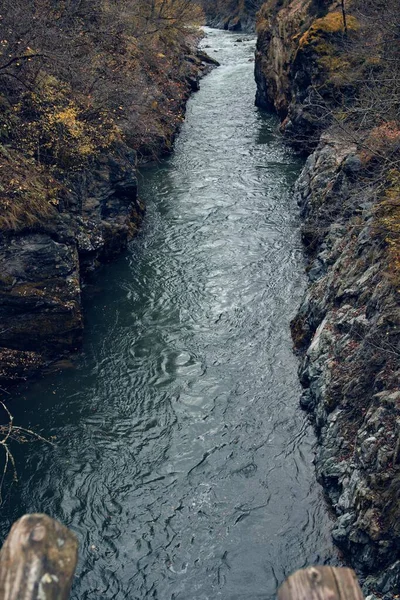 Góry jesień las rzeka krajobraz natura podróże — Zdjęcie stockowe