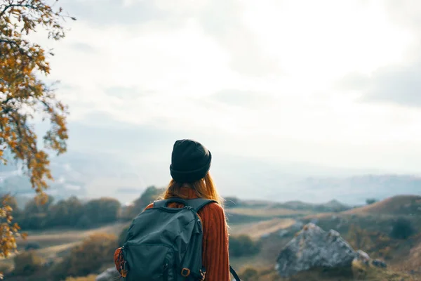 Mulher caminhante mochila montanhas paisagem férias diversão — Fotografia de Stock