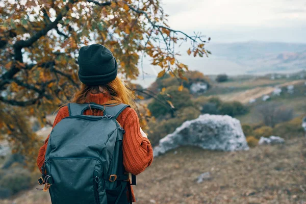자연의 산을 하이킹하는 여성 관광 여행 — 스톡 사진