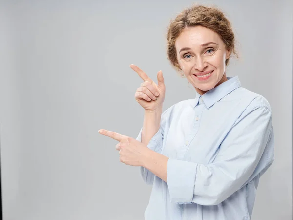 Ältere Frau im Hemd gestikuliert mit Händen Emotionen isoliert Hintergrund — Stockfoto