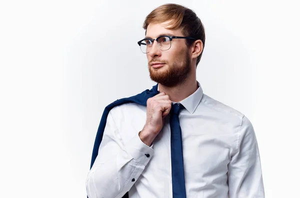 Hombre rubio en gafas con una chaqueta en el hombro y corbata fondo claro — Foto de Stock