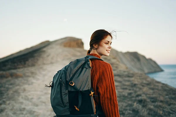 Wanderin in den Bergen im Freien Abenteuer-Rucksack-Trail-Modell — Stockfoto