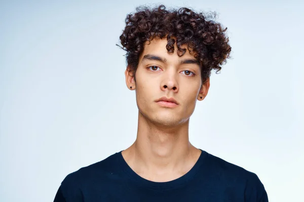 Söt kille lockigt hår svart t-shirt närbild modell — Stockfoto