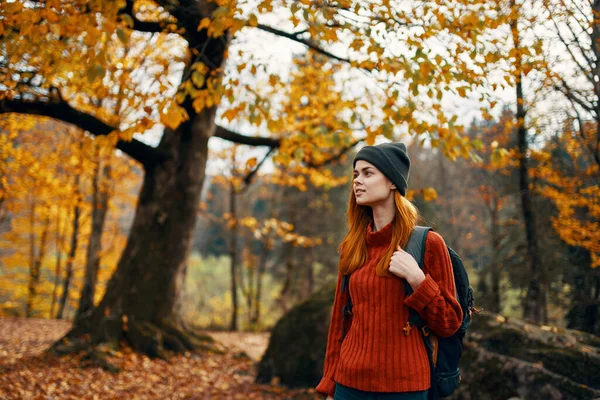 Šťastná žena s batohem procházky v parku v přírodě na podzim oříznutý pohled — Stock fotografie