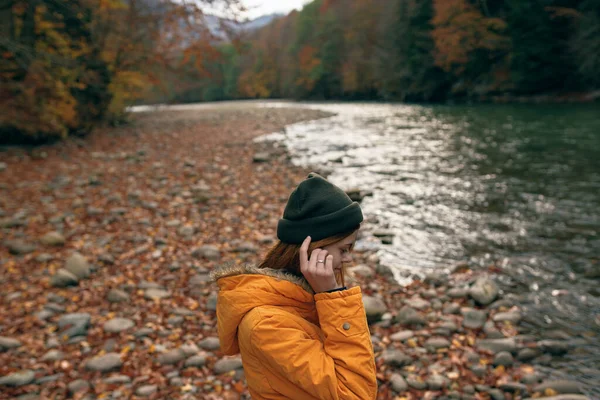 Femme en vêtements d'automne sur la nature près de la rivière marcher les montagnes — Photo