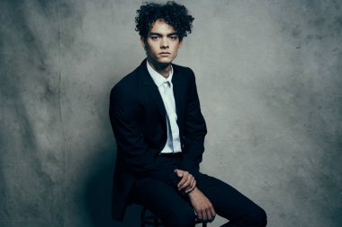 Sandalyede oturan takım elbiseli bir iş adamı. Modern moda. Profesyonel.