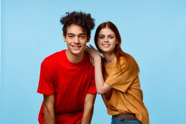 Genç çift tişörtleri çok renkli modern moda.