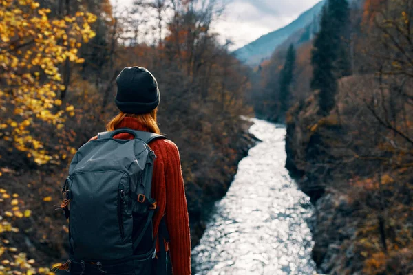 Mujer viaja en las montañas río otoño bosque libertad —  Fotos de Stock