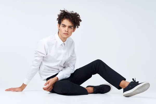 Adolescente in sneakers, pantaloni neri e camicia bianca In una stanza luminosa in piena crescita — Foto Stock