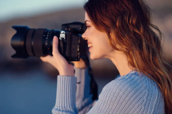 Kobieta turysta natura fotograf podróże profesjonalny charakter — Zdjęcie stockowe