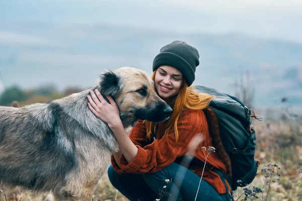 Frau Touristin umarmt Hund Natur Reise Freundschaft — Stockfoto
