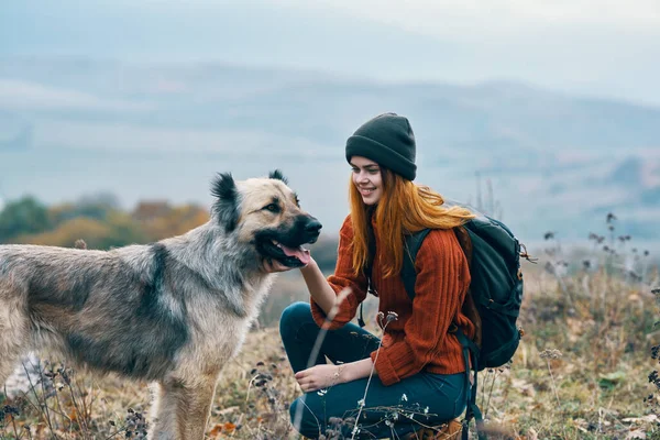 Kobieta turysta wakacje podróże natura zabawa gra z psem — Zdjęcie stockowe