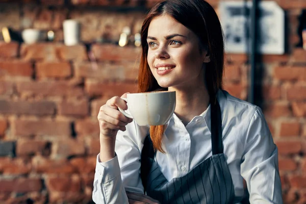 Nő pincér kávé csésze szolgáltatás étterem életmód — Stock Fotó