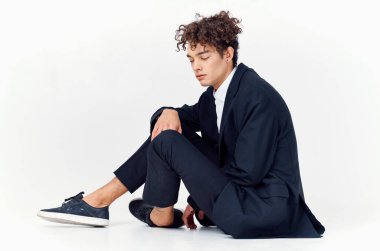 İş adamı kıvırcık saçlı, kendine güveni modern stile uygun.