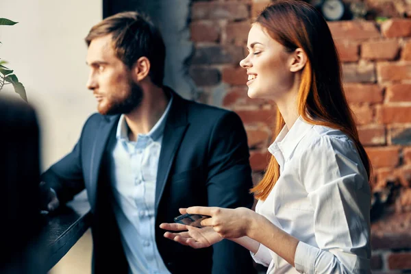 Uomo e donna seduti in caffè comunicazione funzionari stile di vita — Foto Stock