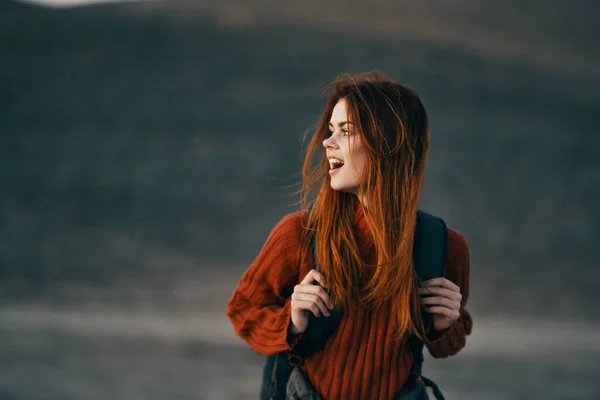 Hezká žena ve svetru s batohem na zádech odpočívají v horách v přírodě — Stock fotografie