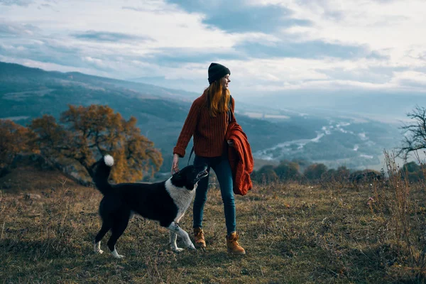 妇女徒步旅行的狗行走的自然山脉风景 — 图库照片