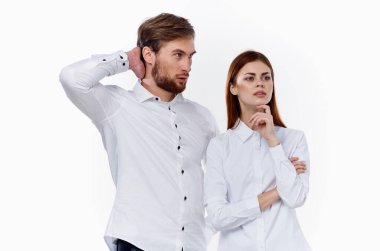 İş ortakları beyaz gömlekli erkekler ve kadınlar arka planda çakışma yaşıyor