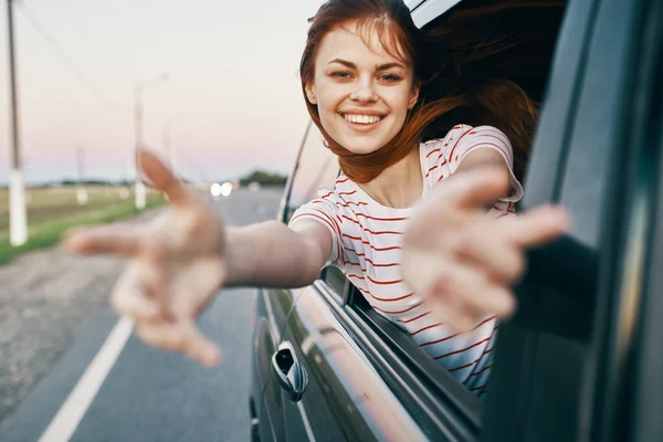 Mujer en coche con brazos en campo de mano paisaje camiseta modelo ventana — Foto de Stock