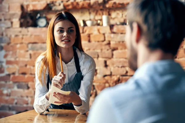 El camarero toma el pedido del cliente comunicación estilo de vida profesional — Foto de Stock