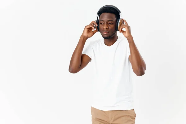 Afro-americano en auriculares con camiseta blanca escuchando música — Foto de Stock