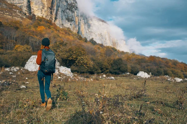 Ταξιδιώτη με σακίδιο υπόλοιπο στο ύπαιθρο βουνά το φθινόπωρο τοπίο μπλε ουρανό βράχους — Φωτογραφία Αρχείου