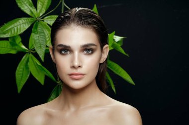 Güzel kadın çıplak fırın yeşil yapraklar temiz cilt kozmetolojisi dermatolojisi