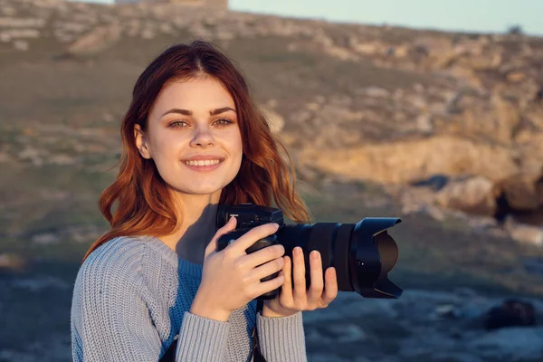 Mujer excursionista naturaleza fotógrafo viaje hobby profesional — Foto de Stock