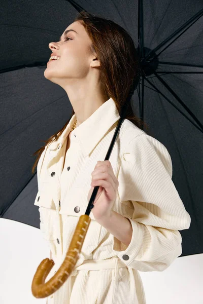 Bonita mujer moda mono blanco paraguas abierto — Foto de Stock