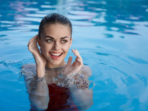 Alegre bonita mujer en un traje de baño en la piscina naturaleza de cerca —  Fotos de Stock