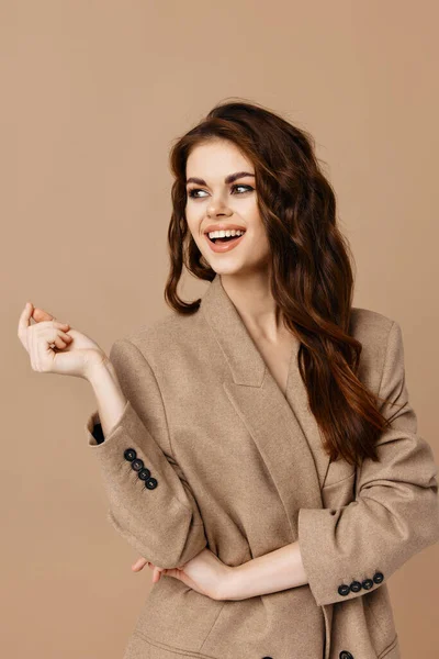 Csinos nő kabátban gyönyörű haj elszigetelt alap — Stock Fotó
