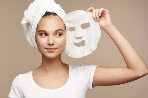Mujer con toalla en la cabeza máscara de salud de la piel limpia — Foto de Stock