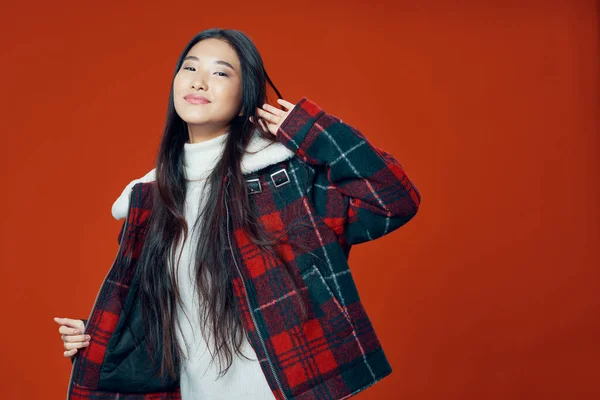 Vacker kvinna i vinter jacka asiatisk utseende modern stil — Stockfoto